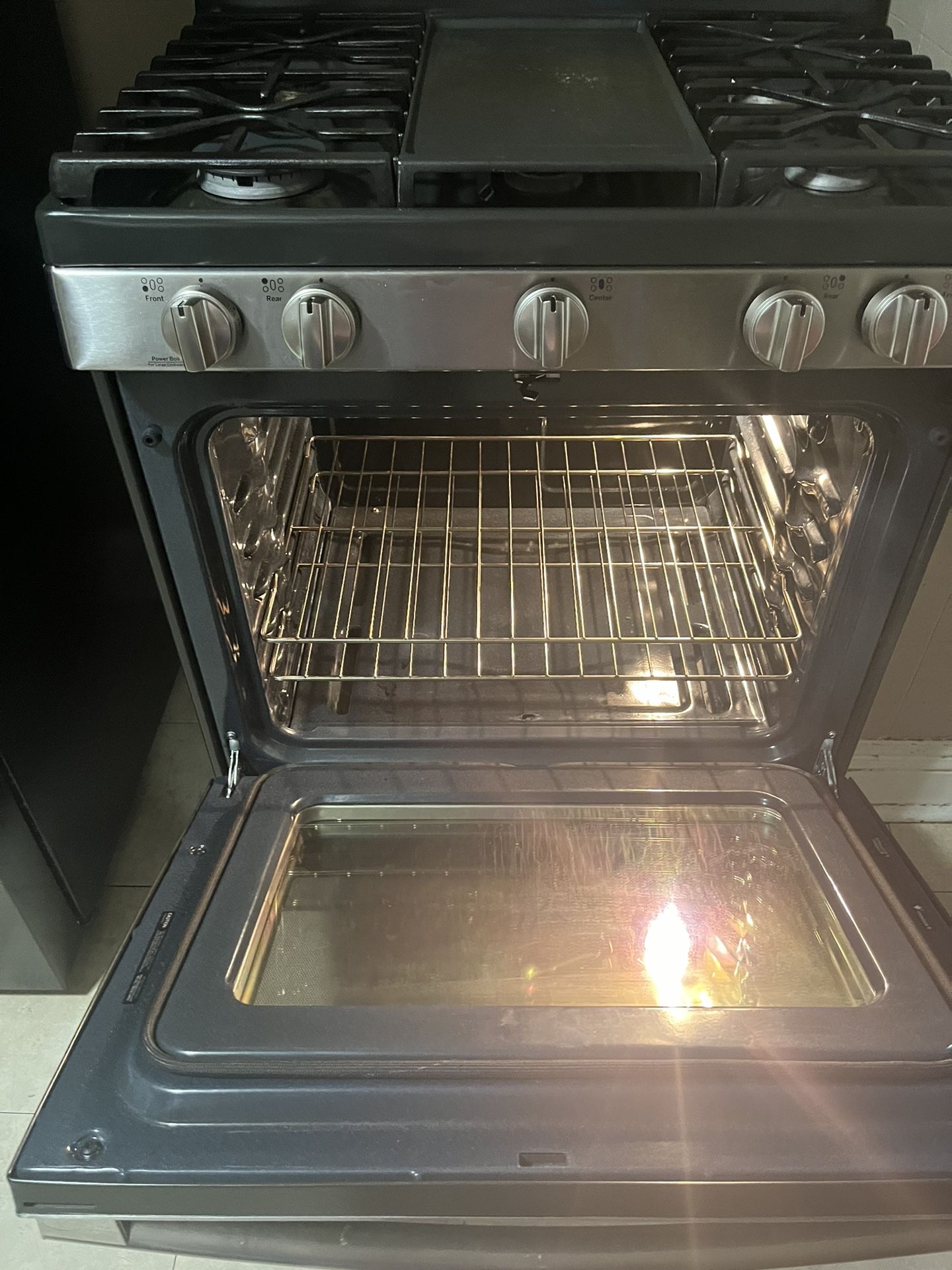 Lg Stove Oven With Griddle & Samsung Refrigerator 