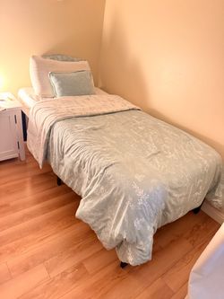 Twin bed/Bed Frame/ Clean comforter