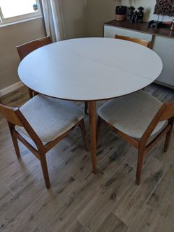 West Elm Dinning Table + Chairs With Leaf (Extendable)