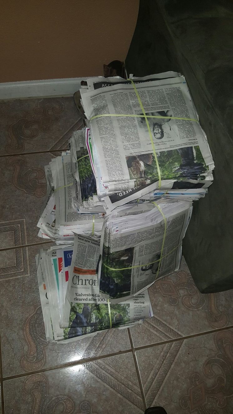 Pacas de cupones a 8 dolar la paca ay estan los libros ke trae las pacas