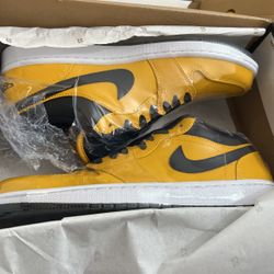 AIR JORDAN 1 Low Black University Gold 553558 700 Men sizes 9
