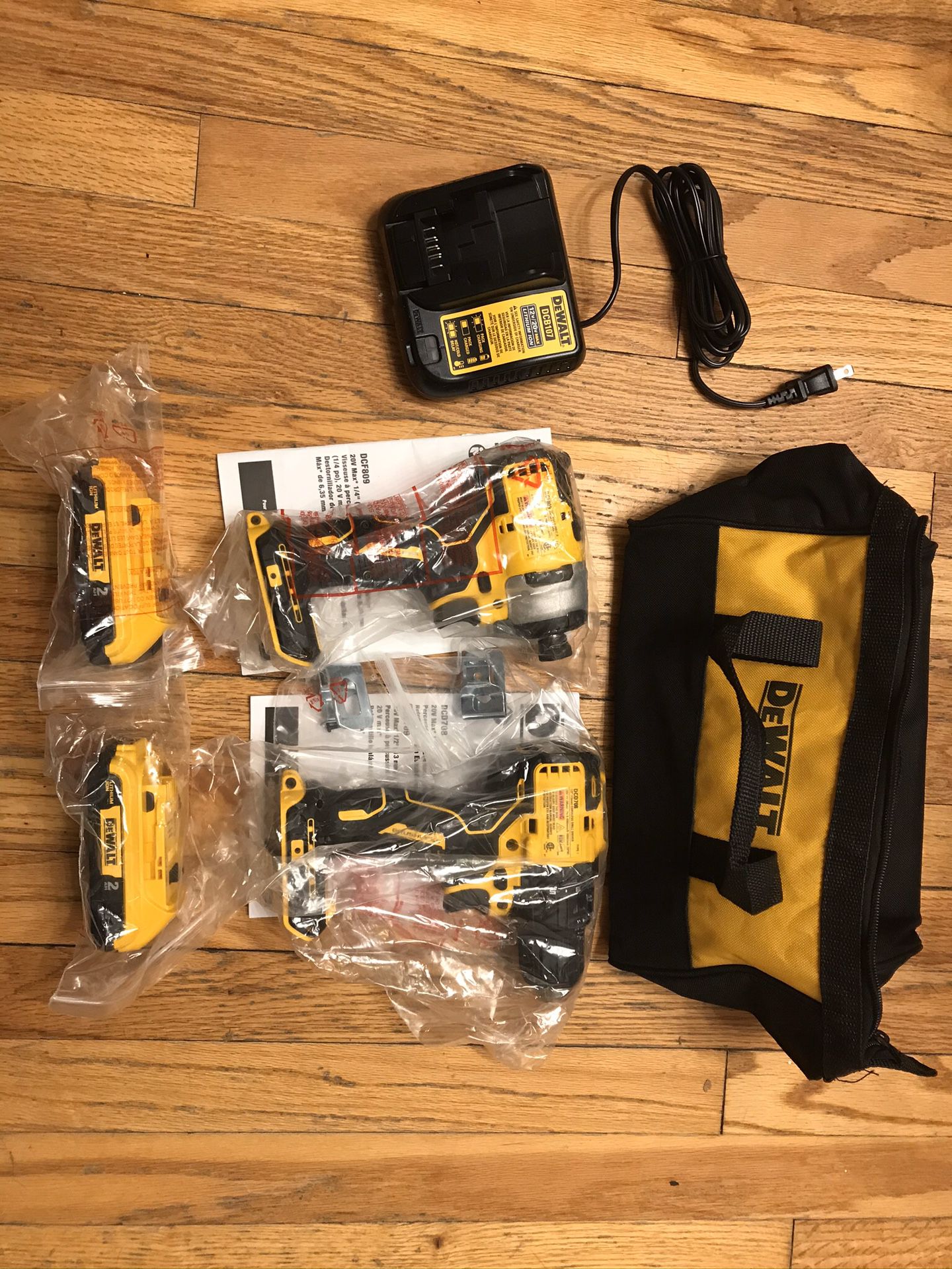 NEW Dewalt atomic drill/driver kit with 2.0 batteries