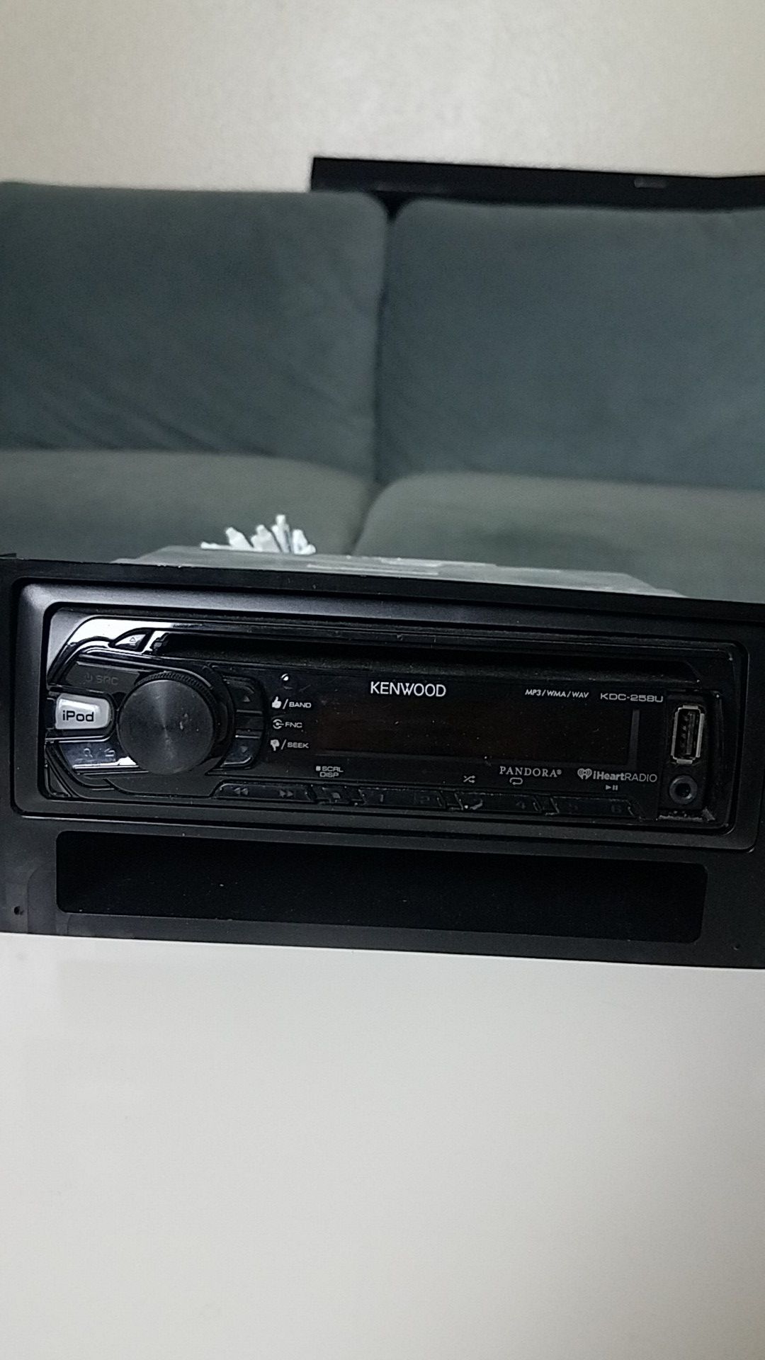 Car Stereo Kenwood kdc 258u with remote control