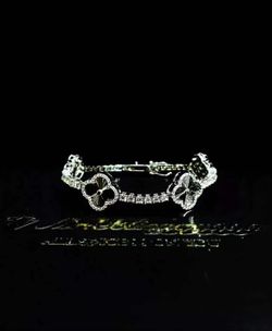 Moissanite Van Cleef