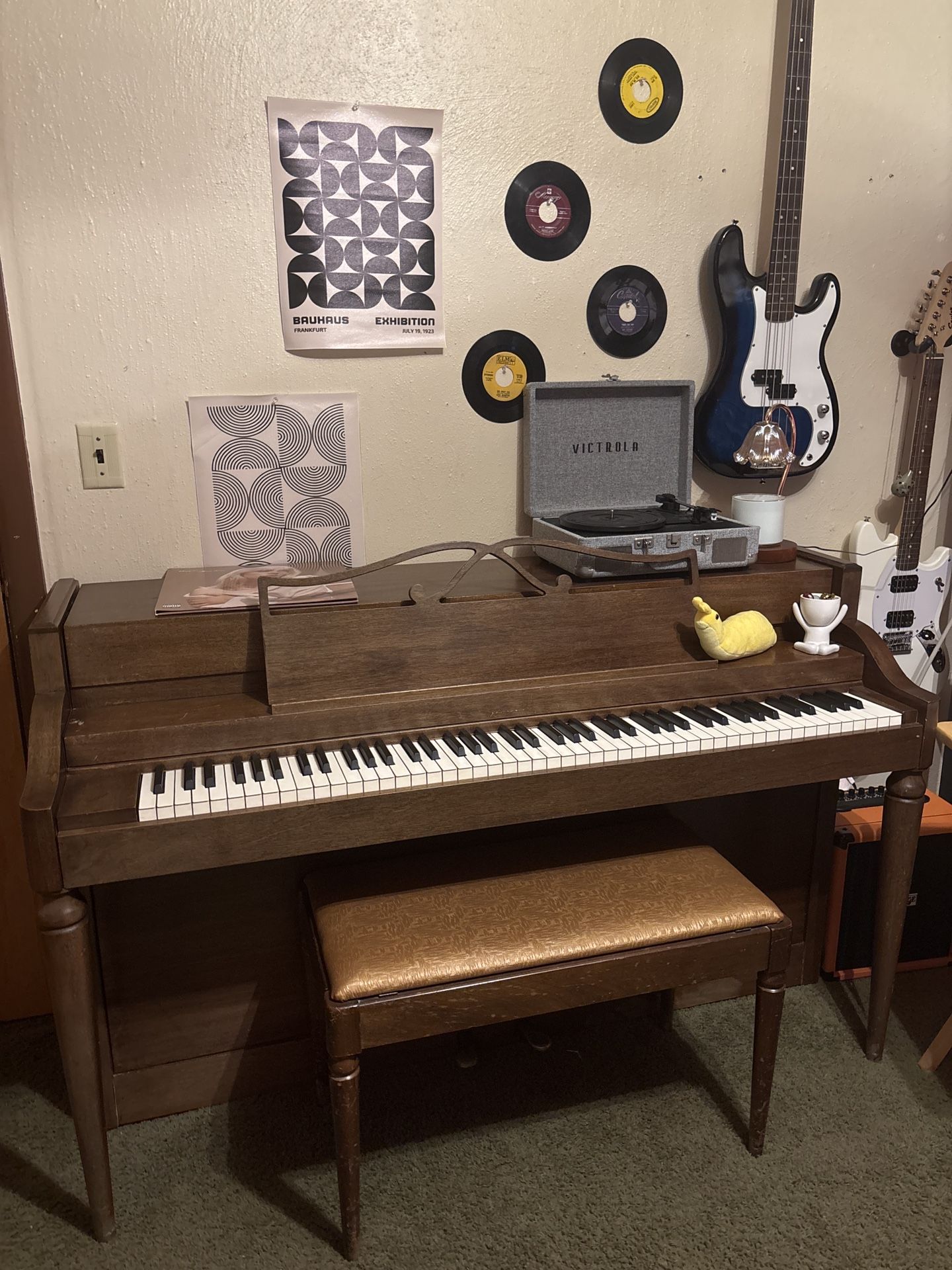 Baldwin spinet piano!