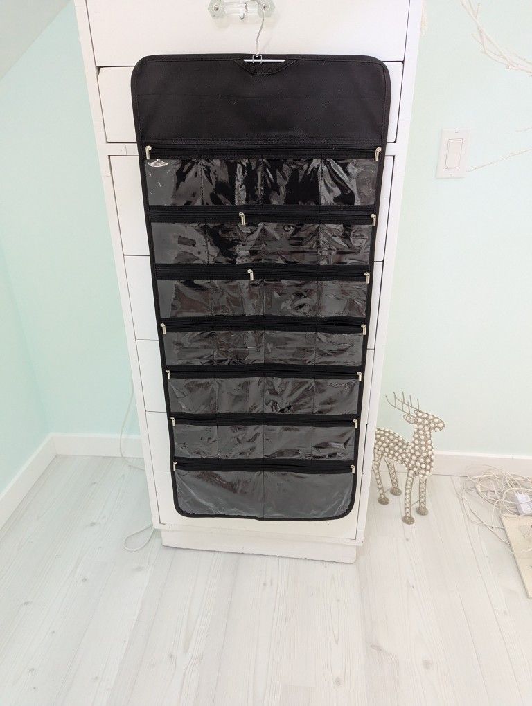 Jewelry Holder 40 Pockets All Zippered Including 7 Velcro For Hanging Necklaces