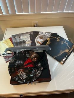 Record player + 4 vinyl records