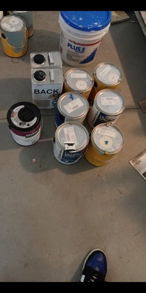 New 1 Gallon Of Paint Cans 