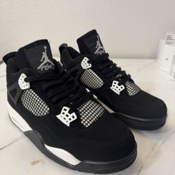 Jordan 4s White Thunder size 9.5