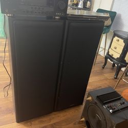 2 Tower Speakers And Yamaha Receiver /jvc DVD / Sub