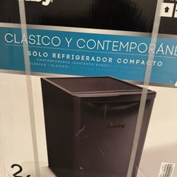 Danby 2.6 Cu ft Black Refrigerator