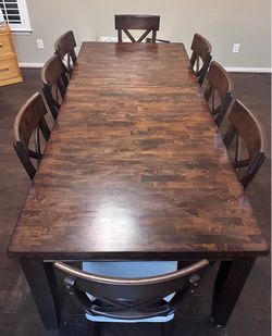 Beautiful, sturdy wood dining set with an extendable leaf and 8 matching chairs!