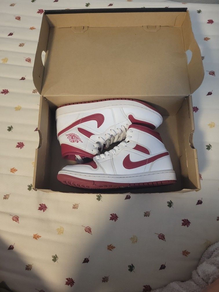 Jordan 1 Mid Reverse Chicago's