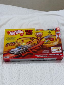 Hot Wheels The Hot Ones Crash Frenzy Speedway Diecast Car Track Set