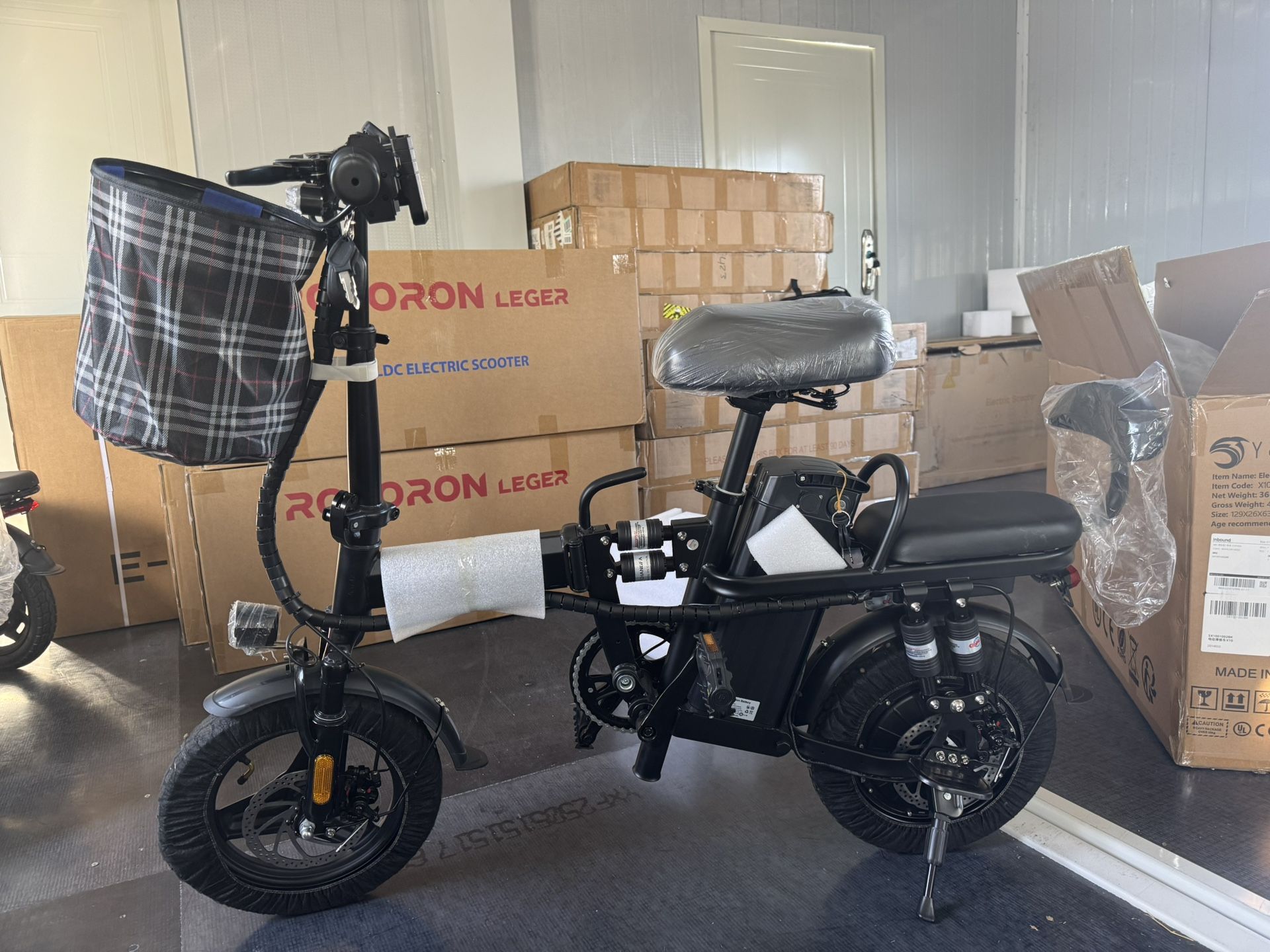 Electric folding bicycle