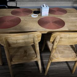 Castlery Dinning Table