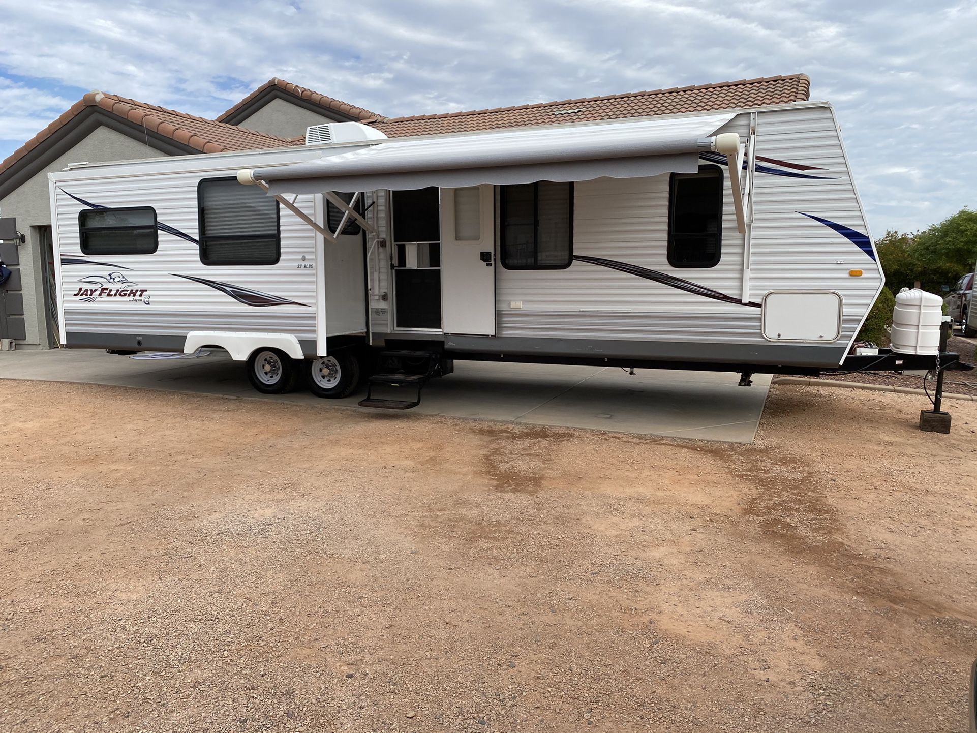 2012 JACO JAY FLIGHT 32FT.1 OWNER. USED 3X. WITH 2 SLIDE OUTS. BOTH ARE 16FT LONG. ONE SIDE HAS TABLE WITH 4 CHAIRS & QUEEN SOFA SLEEPER OTHER SLIDE