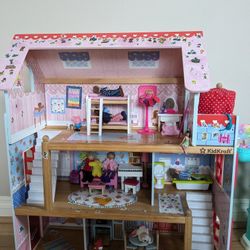 Kidkraft Dollhouse + Dolls