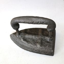 VINTAGE CAST IRON SAD IRON WITH ANCHOR DESIGN