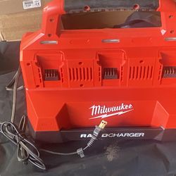 Milwaukee M18 PACKOUT 18 V 6-Port Battery Rapid Charger