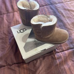 Baby UGG  Boots  Size 04/05