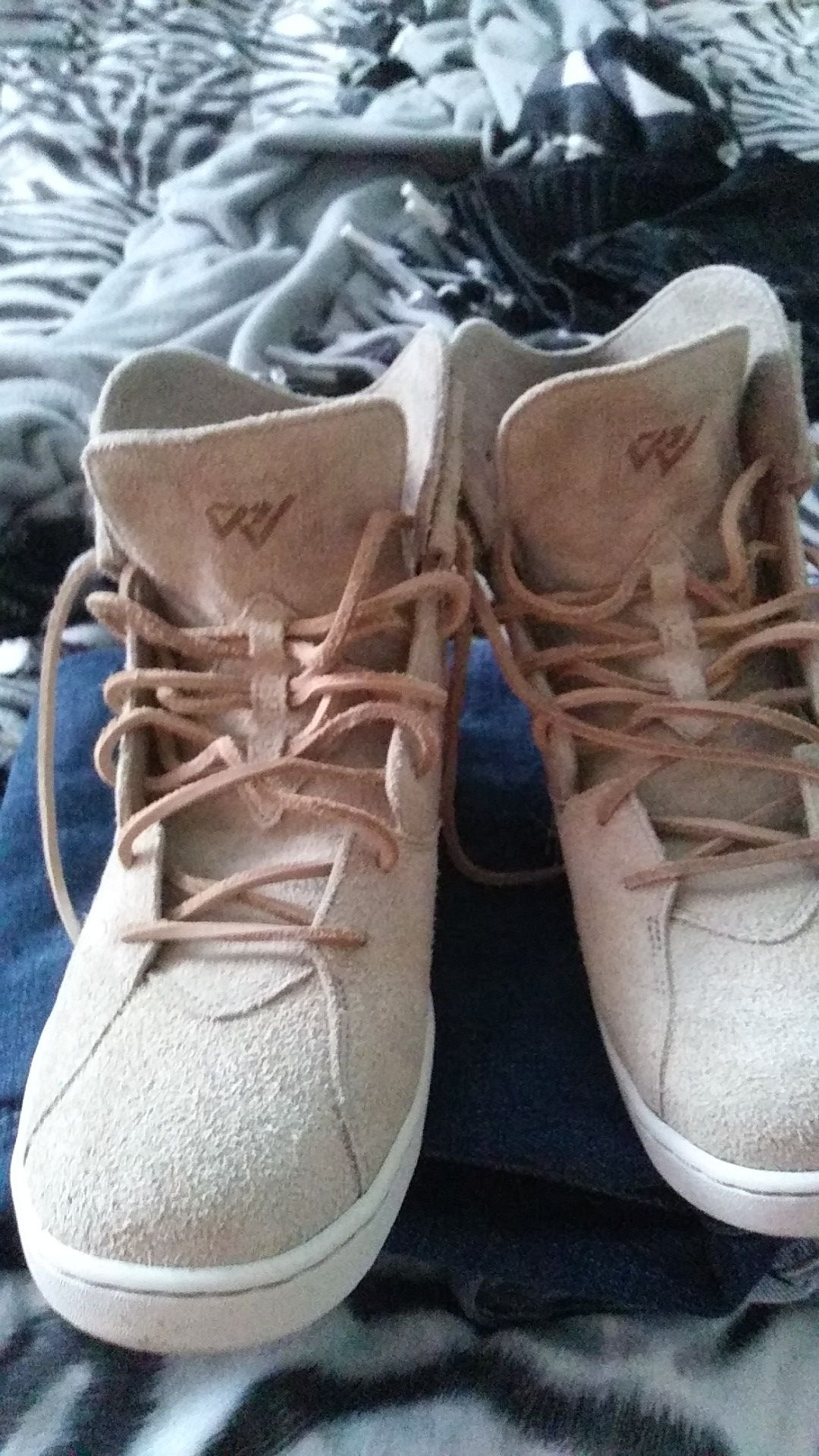 Ive got 6 pair of jeans..american eagle..flypaper..true luck..bigstar..levie....and a brand new pair of suede jordan tennis shoes!!!!