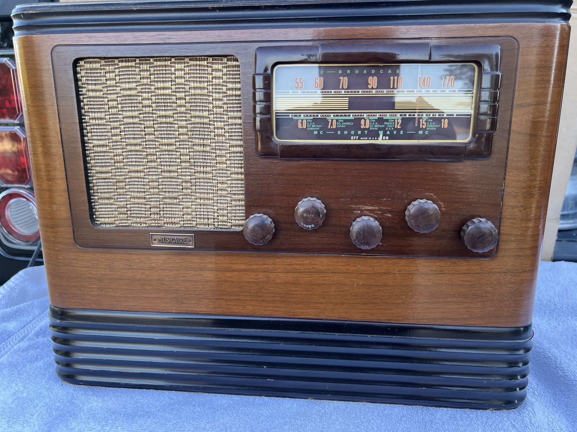 1940 Musicaire Battery Operated Shortwave Radio