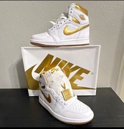 Nike Air Jordan 1 Men’s Basketball High Top Lace-Up Leather Sneakers White/Gold