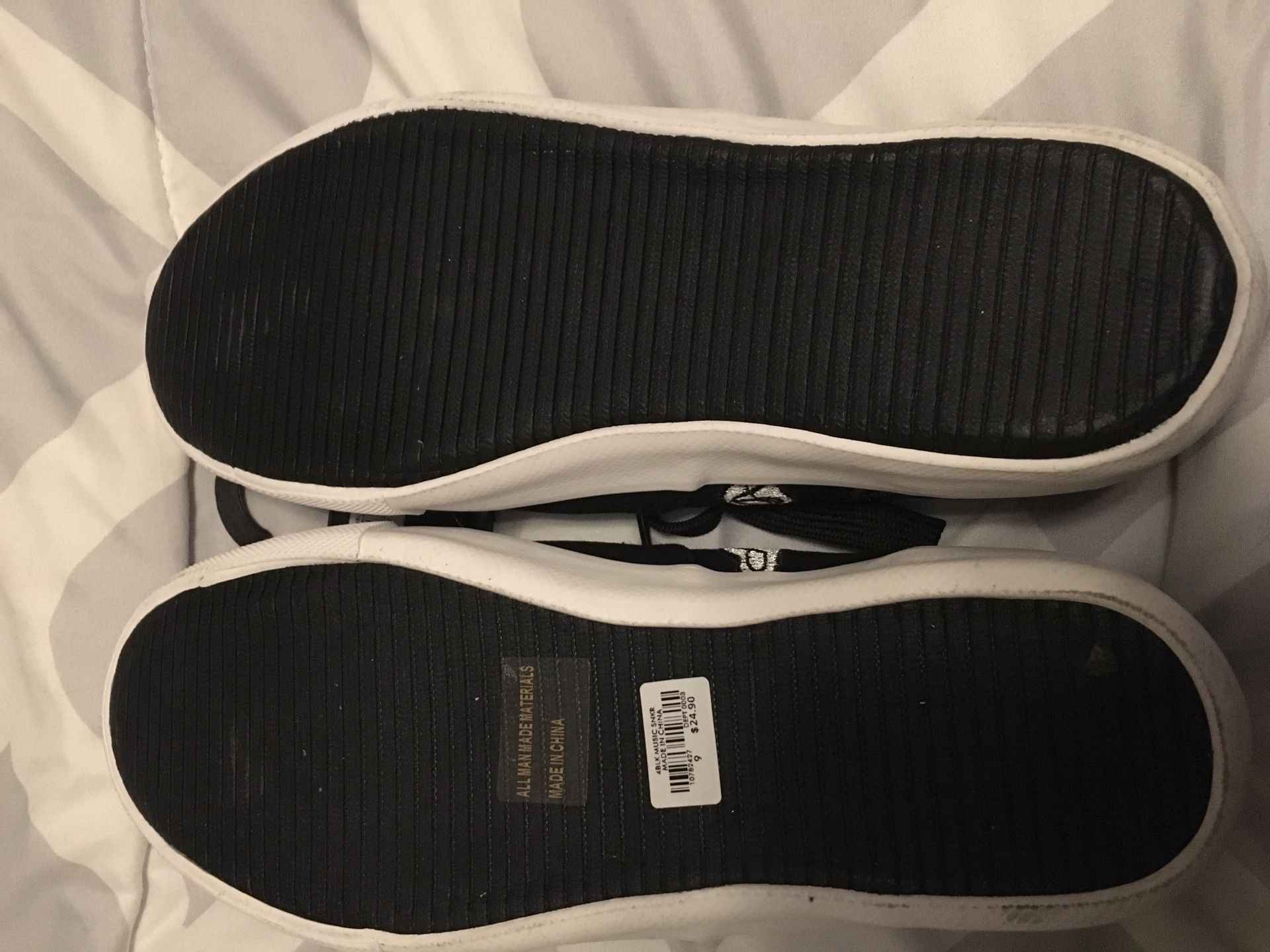 Sneakers men’s 7 women’s 9 for Sale in Medford, NY OfferUp