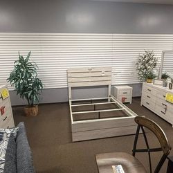 Must Go Asap ! Queen Solid wooden Bedroom Set - Cash & Payments 