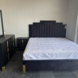 😍❄️Brand New Black King And Queen Size LED Step Headboard - Mattress + Box Spring 