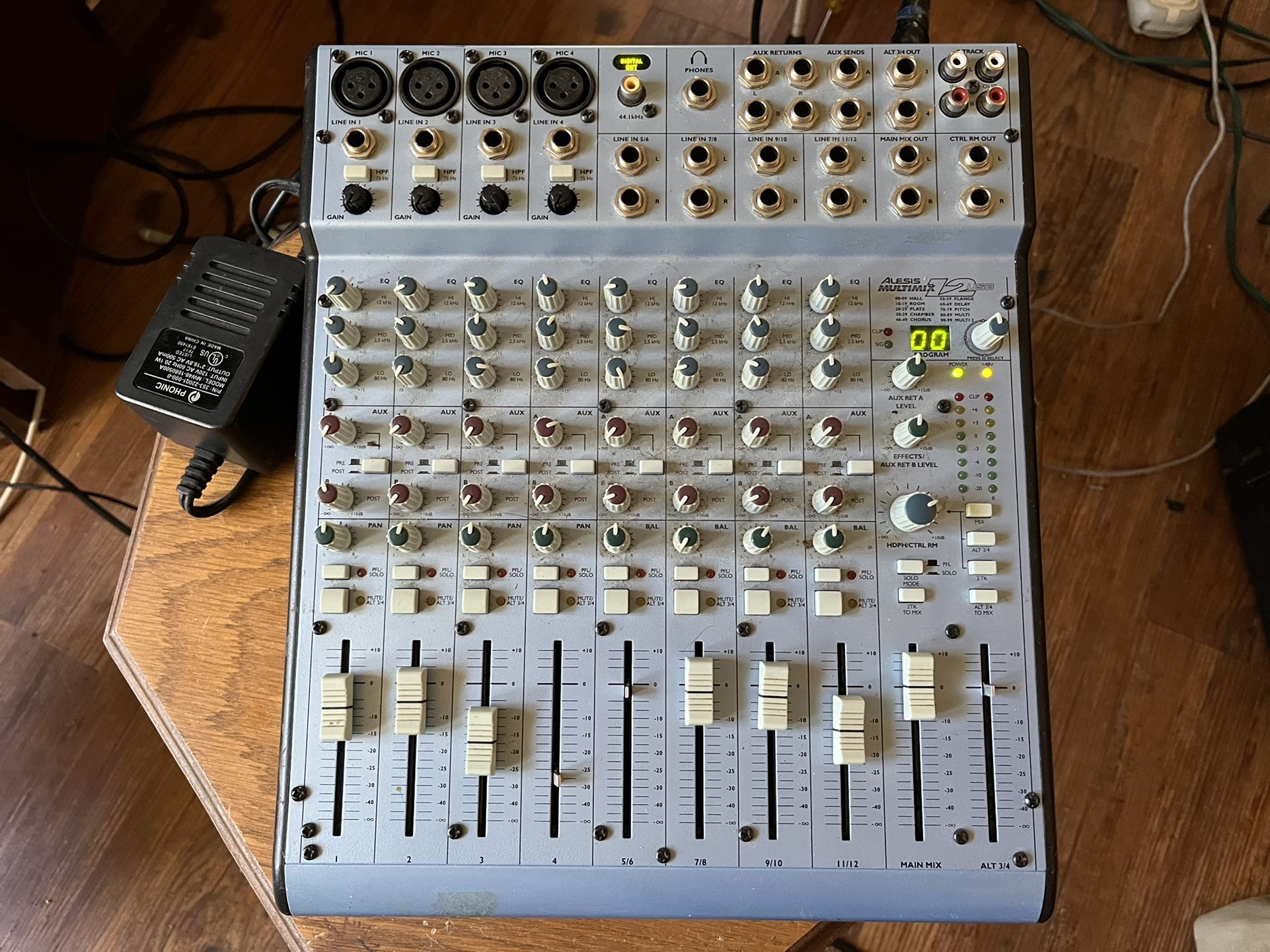 Alesis multimix 12 Mixer