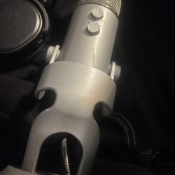 Steel Series Artic 9 And Blue Yeti Microphone 