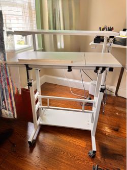 Manually adjustable standing desk