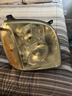 2007 GMC Yukon Denali Headlight