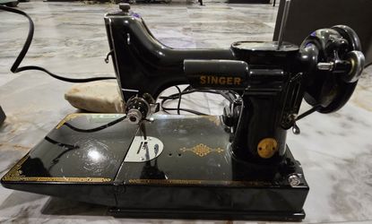 Vintage SINGER Sewing Machine
