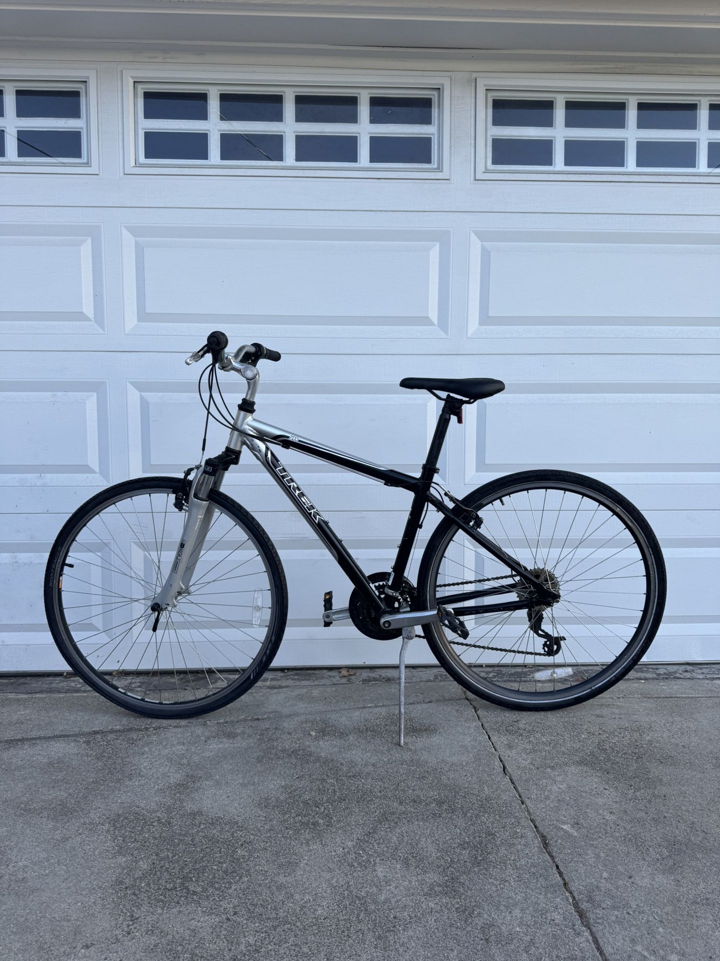 Trek 7100 Hybrid Bike – 17” Frame, 700c Wheels