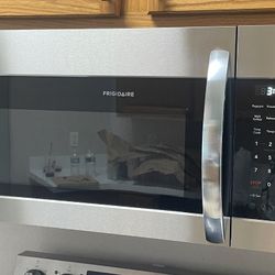 Frigidaire 1.8 Ft.³ Over The Range Microwave 