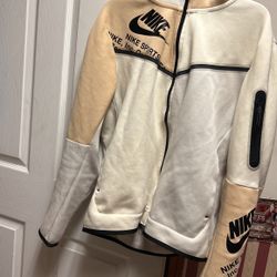 Nike Tech Fleece Sz: Large