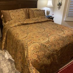 Really nice heavy used king bedroom spread