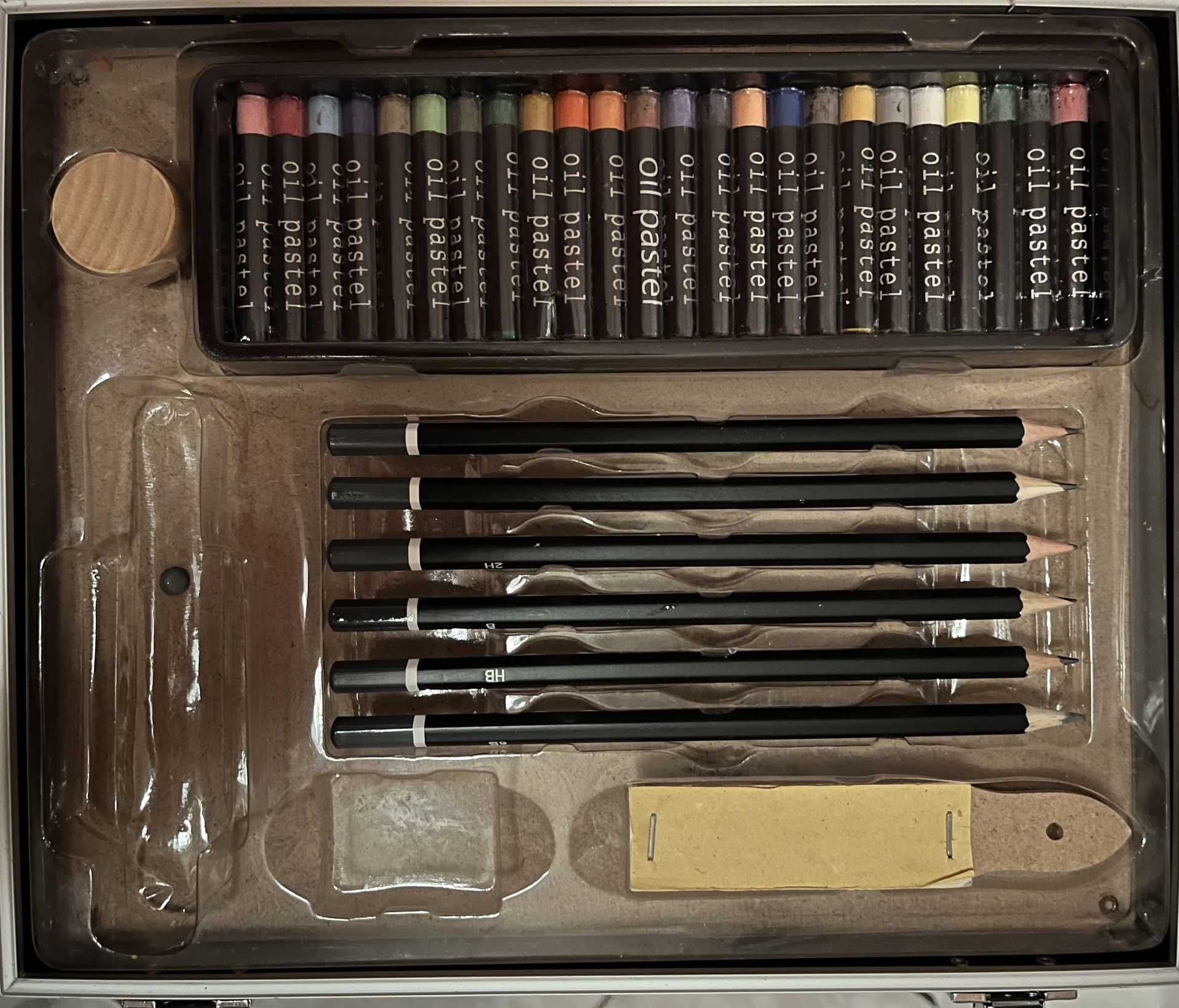 New art kit with mixed supplies 