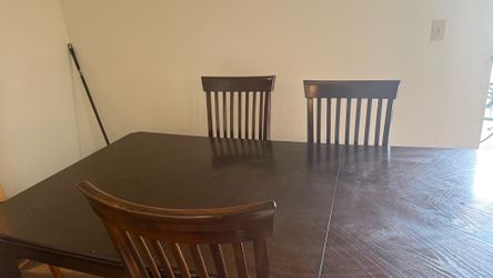 Beautiful  mahogany dining table with removable leaf + 4 chairs