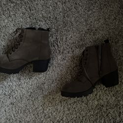 Woman’s Boots 7.5