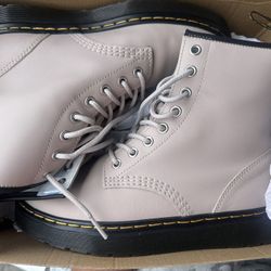 Dr Martens Boots Size 8 Women 7 Man