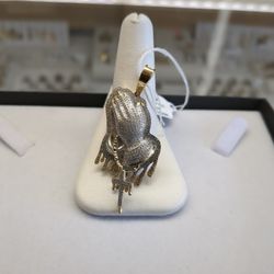 10k Diamond Pendant 11.1 Grams If You Are Interested Please Ask For Maribel Thank You 