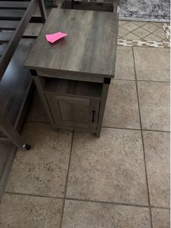 End table with USB ports excellent condition