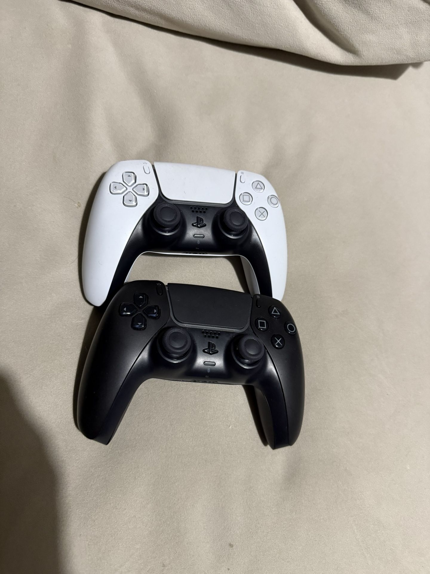 2 Ps5 Controllers