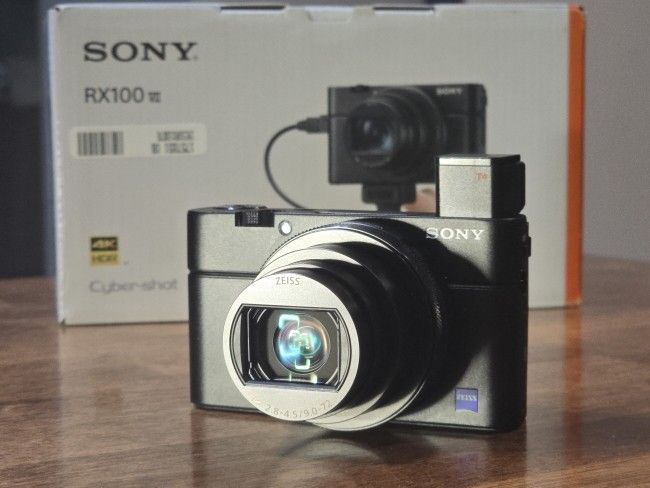 Sony RX100 VII Camera+Grip, 4 Batteries, Case, 64gb Memory