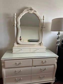 Girl’s 9 pieces Stanley (Caroline) Twin size Bedroom Collection off-white