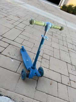 Kids 3 wheel scooter